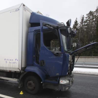 Lastbilen som användes vid rånförsöket på motorvägen i Salo 25.2.2016.