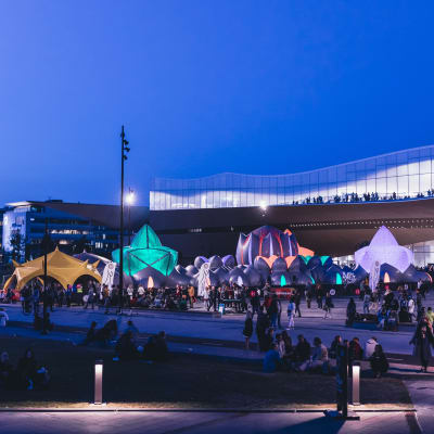 Människor och festivaltält framför centrumbiblioteket Ode på Konstens natt 2019.