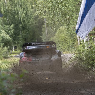 Jari-Matti Latvala pöllytti soraa Laukaan erikoiskokeella.