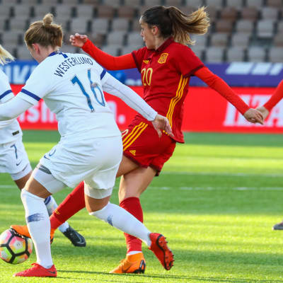 Adelina Engman och Anna Westerlund kämpar om bollen mot Spanien i april 2018.