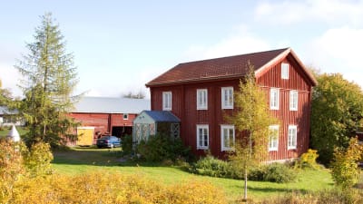 En rödmålad trästuga i två våningar