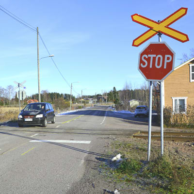 Bil kör över en plankorsning vid Skinnarbyvägen i Lovisa.