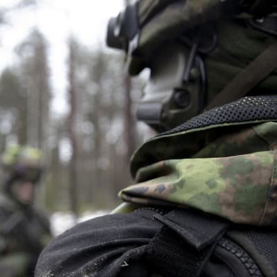 Suomen armeijan maastopuku lähikuvassa. 