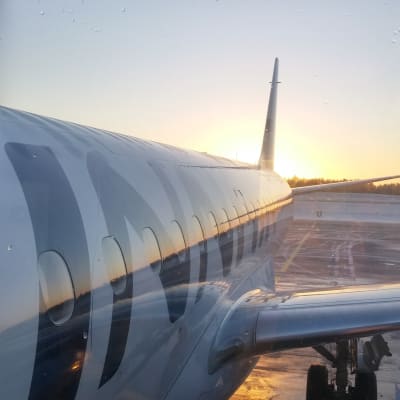 Finnair-flyg i solnedgång