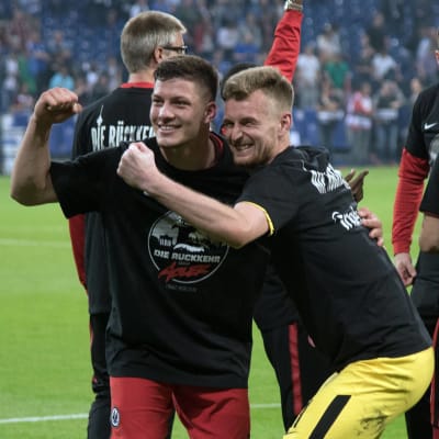 Luka Jovic och Lukas Hradecky firar efter matchen.