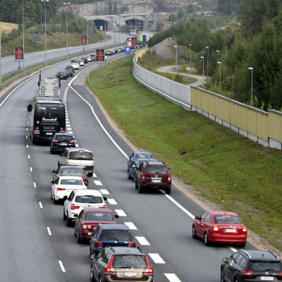 Bilar köar på motorvägen Åbo-Helsingfors då Karnaistunneln är avstängd.