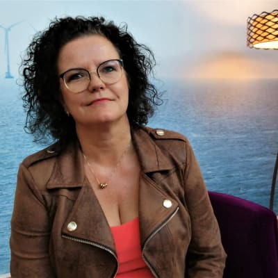Vaasan Yliopiston vuoden 2023 alussa aloittava uusi rehtori Minna Martikainen Royal Vaasa hotellin aulassa.