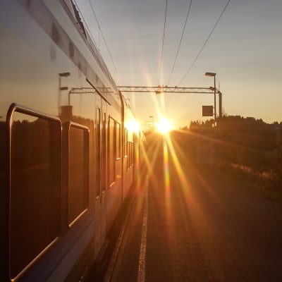Juna seisoo Siuntion seisakkeella, aamu sarastaa.