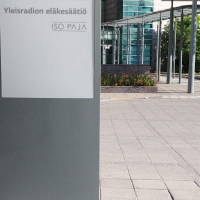 Ingång till Stora Smedjan. I förgrunden en skylt för Yleisradion Eläkesäätiö.