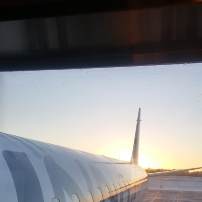 Finnair-flyg i solnedgång