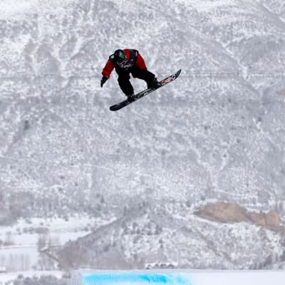 Rene Rinnekangas tyylitteli finaaliin lumilautailun MM-kisojen slopestylessa.