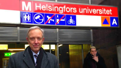 thomas wilhelmsson vid helsingfors universitets metrostation
