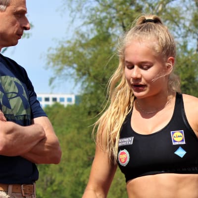 Björn "Nalle" Andersson instruerar Saga Andersson på träningar i Helsingfors i maj 2019. 