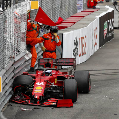 Charles Leclerc kraschar i Monaco.