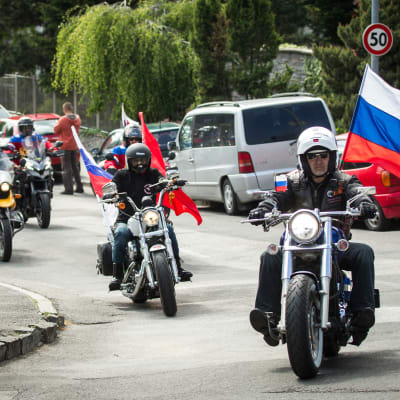 Medlemmar från motorcykelblubben Nattens vargar i Slovakien på väg till Berlin för att fira andra världskrigets slut.