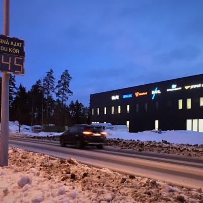 Nopeusnäyttö tienreunassa Vaasassa. Auto ajaa ohitse.
