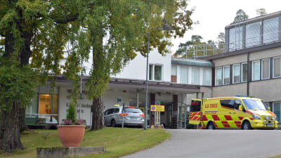 Ambulans utanför Ekenäs sjukhus.