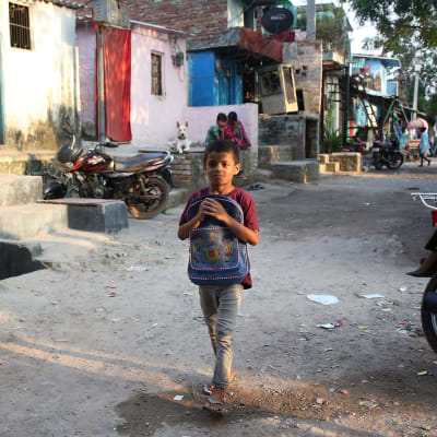 Koronapandempia on heikentänyt lasten elinoloja kymmenissä maissa, kertoo Pelastakaa Lapset -järjestö. Intiassa koronavirus on vaikeuttanut muun muassa lasten koulunkäyntiä.