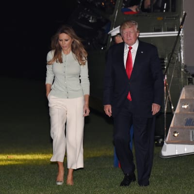 President Donald Trump med sin fru Melania då de  återvände hem från sin resa i Mellanöstern och Europa. Trump vägrade att kommentera klimatavtalet