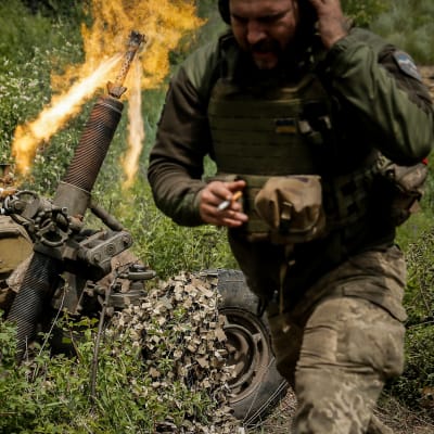 En ukrainsk soldat sköt med en granatkastare någonstans i Donetsk-regionen den 23 maj. 