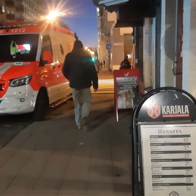Ambulanssi ravintolan edessä