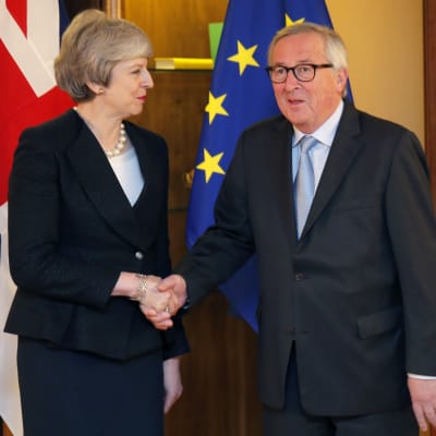 Theresa May och Jean-Claude Juncker skakar hand i Strasbourg.
