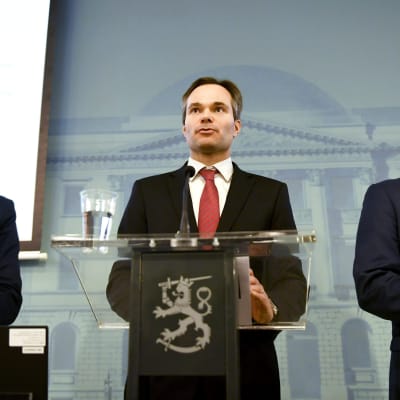 En bild på Simon Elo, Kai Mykkänen och Antti Kurvinen under presskonferensen om att förebygga sexualbrott.
