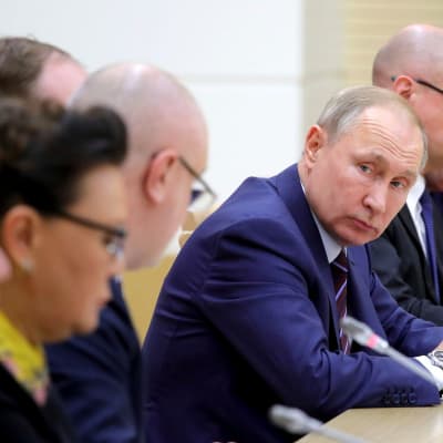 Den arbetsgrupp som Putin utsåg på måndag för att förbereda lagändringarna hann sammanträda endast två gånger innan lagarna antogs