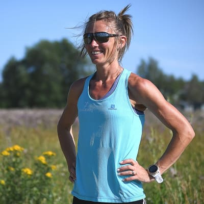 Johanna Bäcklund ler.