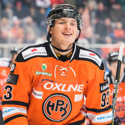 Kristian Vesalainen firar mål för HPK.