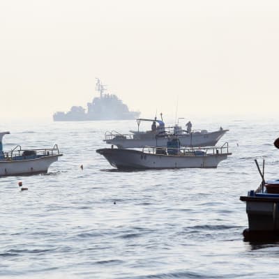Spänningen är hög i farvattnen kring Nordkorea. Här skyddas fiskebåtar av ett sydkoreanskt stridsfartyg