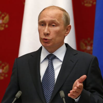 Vladimir Putin uppmanade de ukrainska separatisterna att uppskjuta folkomröstningen om autonomi.