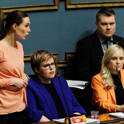 Sanna Marin klädd i orange på riksdagens frågestund den 26 januari.