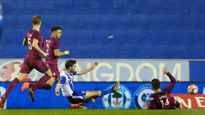 Will Grigg gör 1–0 mot Manchester City.