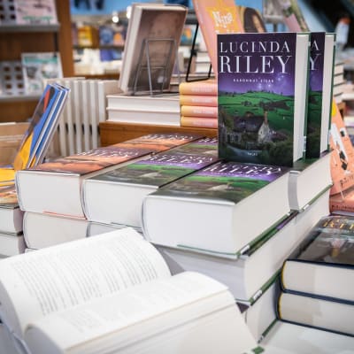 Lucinda Rileyn kirjoja kirjakaupassa