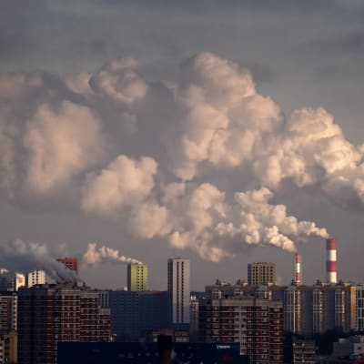 Kaasuvoimalat syöksivät savua taivaalle Moskovassa marraskuussa 2019.