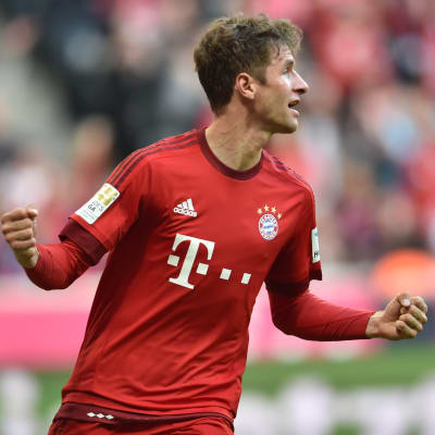 Müller firar sitt mål.