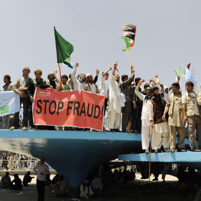 Abdullah Abdullah supportrar demonstrerar mot valfusk i Afghanistan.