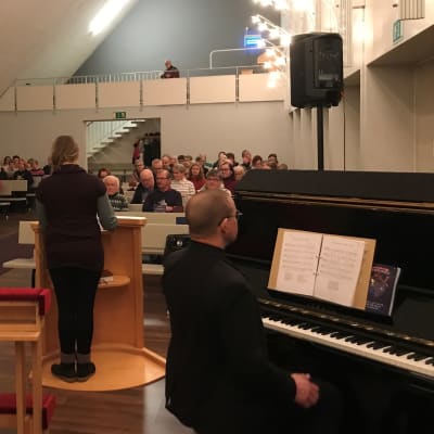 Kanttori säestää kauneimpia joululauluja Juvan Koikkalan kyläkirkossa joulukuussa 2022.