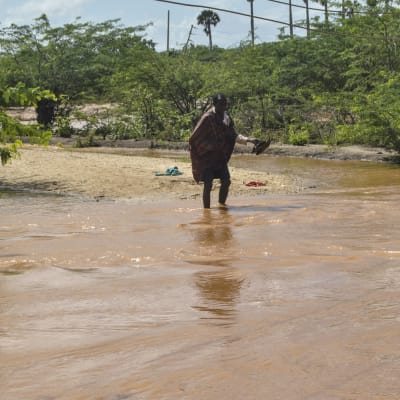 En person vadar i vatten i Kenya. 