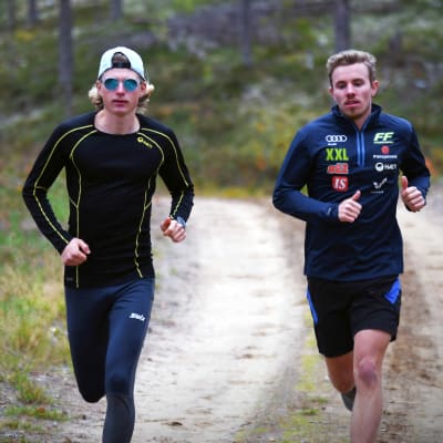 Remi Lindholm och tränaren Santeri Erola på löprunda hösten 2022.