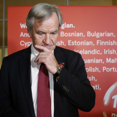 Bjørn Kjos ser fundersam ut.