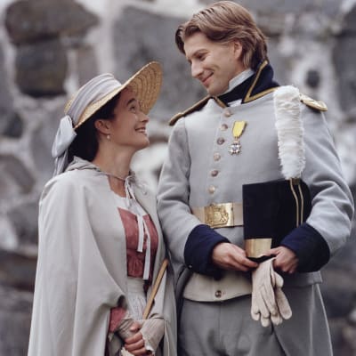 Hovimäki-tv-sarjan kartanon isäntä luutnantti Magnus Lindhof (Tapani Kalliomäki) ja hänen vaimonsa Johanna (Nina Hukkinen)