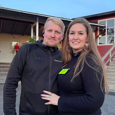 Hangan lavan yrittäjät Timo Kangastie ja Kaisa Hirsisaari tanssilavansa pihassa.