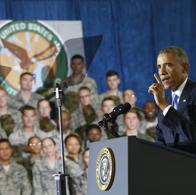 Barack Obama håller tal på en militärbas i  Florida.