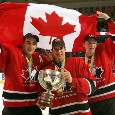 Patrice Bergeron, Sidney Crosby och Corey Perry poserar med VM-pokalen.