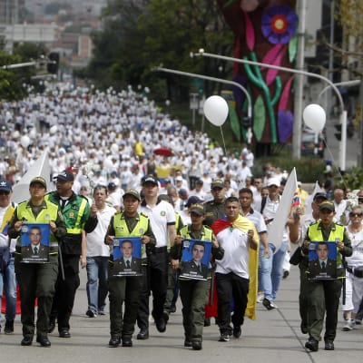 Viime sunnuntaina tuhannet kolumbialaiset marssivat surmansa saaneiden poliisien muistoksi Medellínissä.