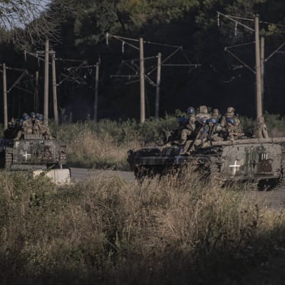 Två pansarvagnar med ukrainska soldater.