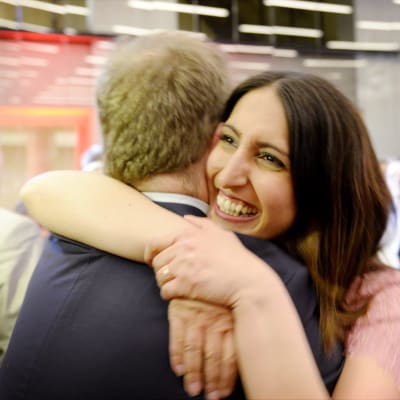 SDP:s nyinvalda Nasima Razymar firar med Timo Harakka.