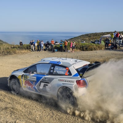 Jari-Matti Latvala kör rally.